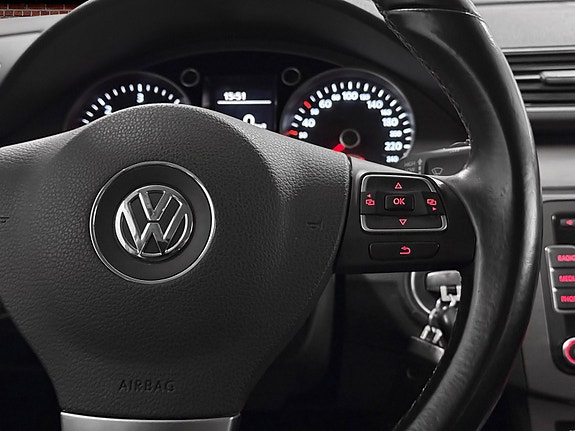 Volkswagen Passat 17 of 23