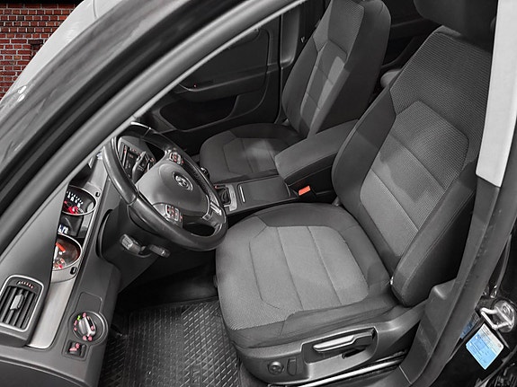 Volkswagen Passat 13 of 23