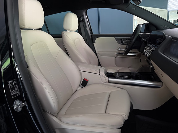 Mercedes-Benz EQA300 16 of 30