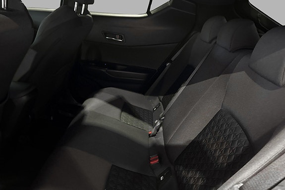 Toyota C-HR 16 of 19