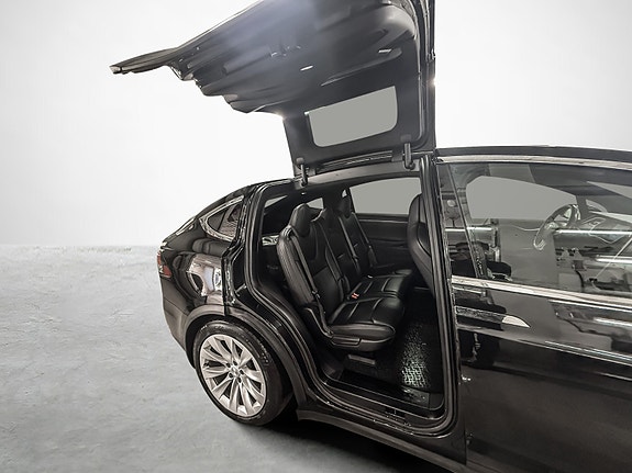 Tesla Model X 20 of 27