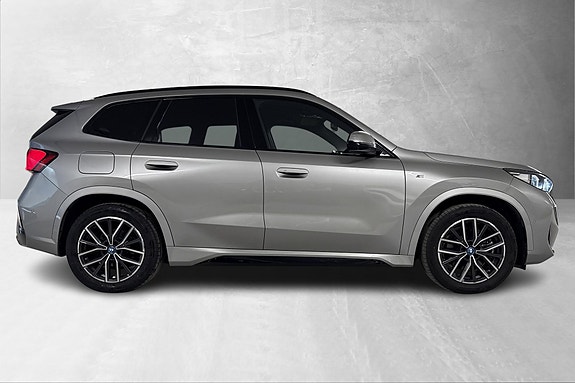 BMW iX1 6 of 25