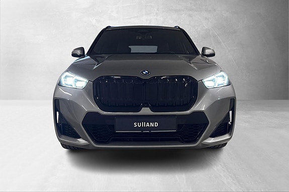 BMW iX1 8 of 25