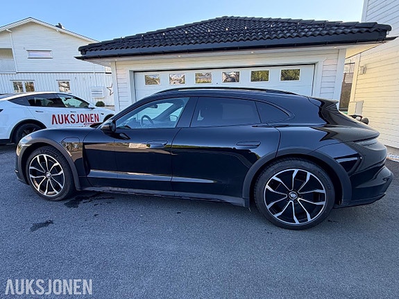 Porsche Taycan 8 of 17