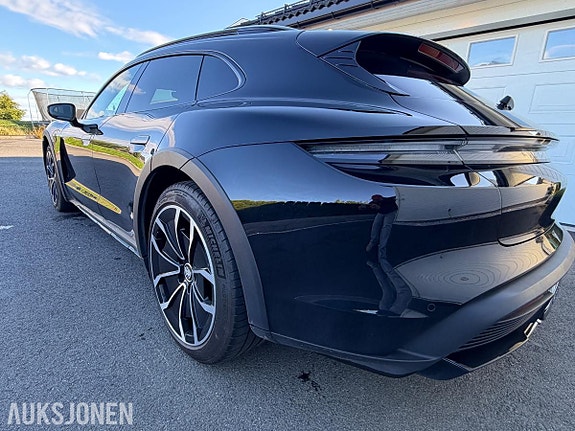 Porsche Taycan 7 of 17