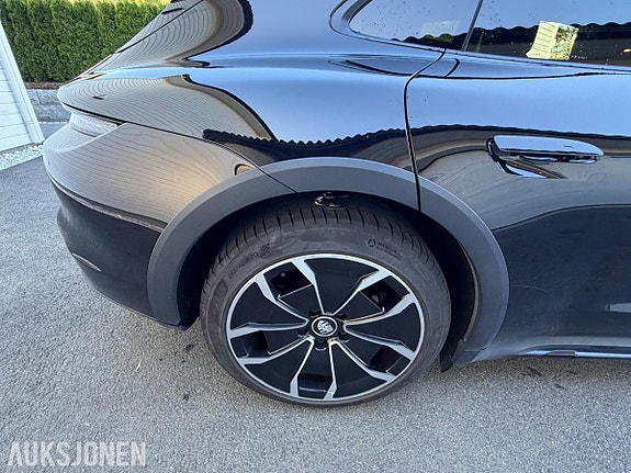 Porsche Taycan 5 of 17