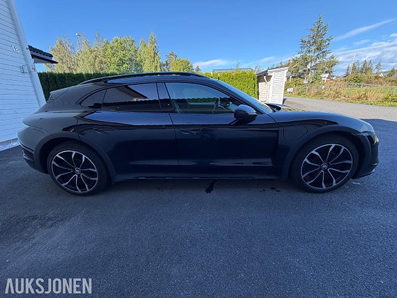 Porsche Taycan 3 of 17