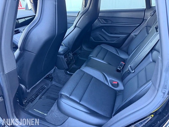 Porsche Taycan 16 of 17