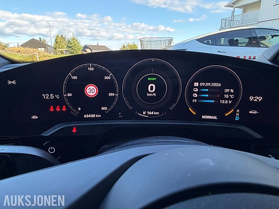 Porsche Taycan 11 of 17