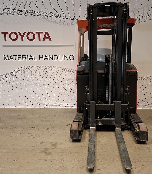 Toyota RRE140H 3 of 4