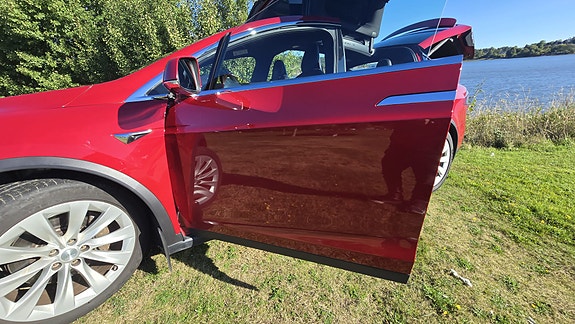 Tesla Model X 26 of 30
