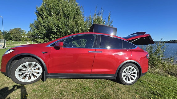 Tesla Model X 29 of 30