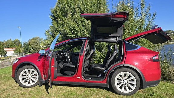 Tesla Model X 23 of 30
