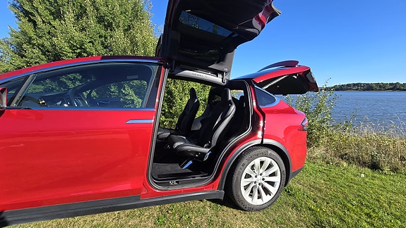 Tesla Model X 27 of 30