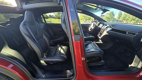 Tesla Model X 28 of 30