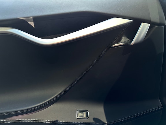 Tesla Model S 17 of 30