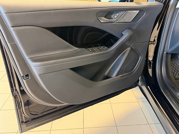 Jaguar I-PACE 15 of 22
