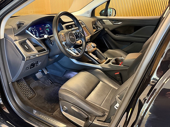 Jaguar I-PACE 12 of 22