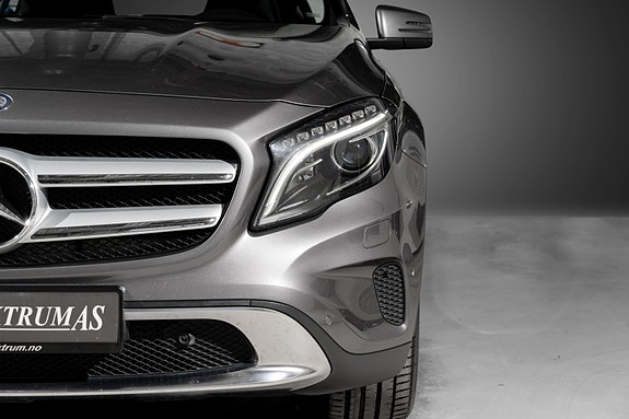 Mercedes-Benz GLA200 4 of 30