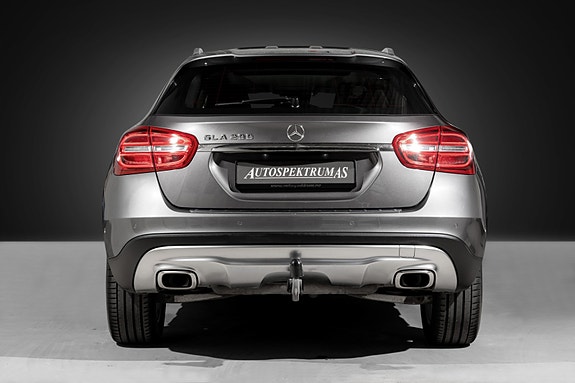Mercedes-Benz GLA200 8 of 30
