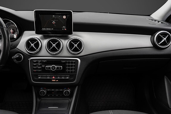 Mercedes-Benz GLA200 20 of 30