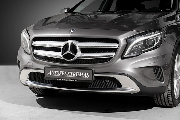 Mercedes-Benz GLA200 2 of 30