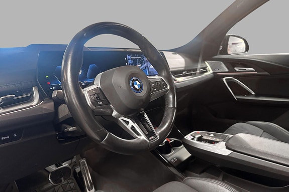 BMW iX1 5 of 14