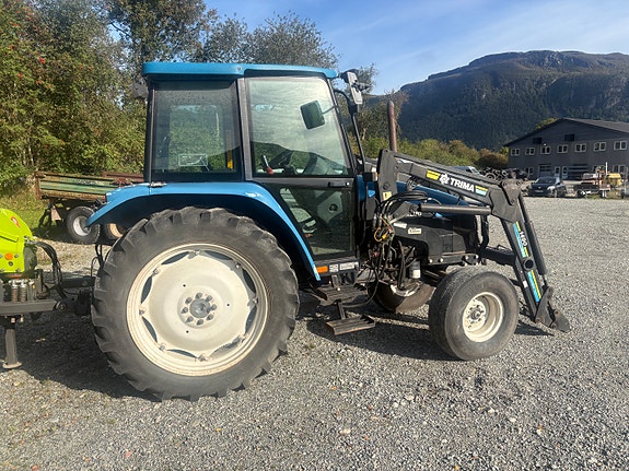 New Holland 5635 6 of 8