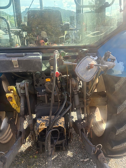 New Holland 5635 4 of 8