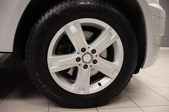 Mercedes-Benz GLK220 9 of 30