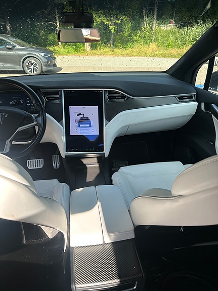 Tesla Model X 25 of 30