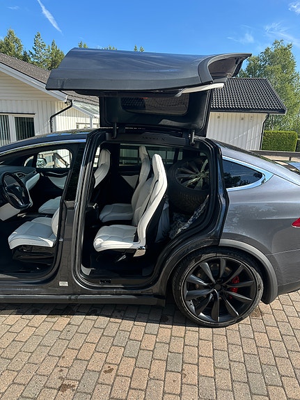 Tesla Model X 26 of 30