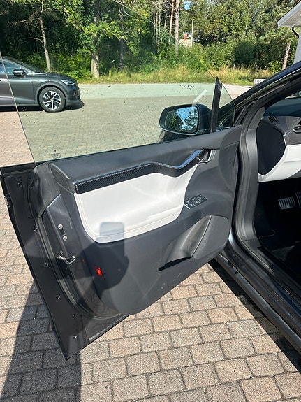 Tesla Model X 16 of 30