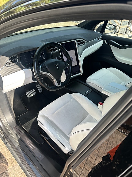 Tesla Model X 17 of 30