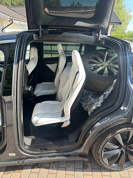 Tesla Model X 21 of 30