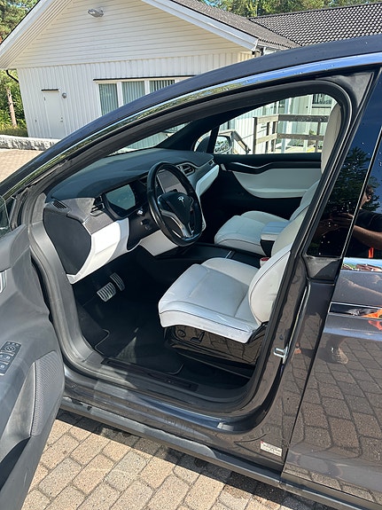 Tesla Model X 15 of 30