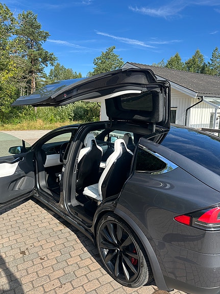 Tesla Model X 27 of 30