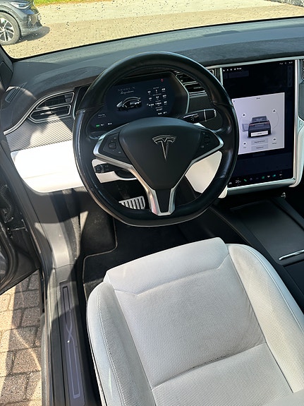 Tesla Model X 18 of 30