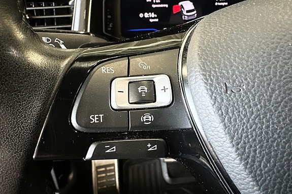 Volkswagen T-Roc 16 of 30