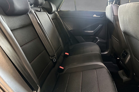 Volkswagen T-Roc 24 of 30