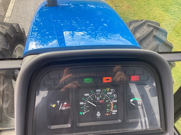 New Holland 5635 4 of 10