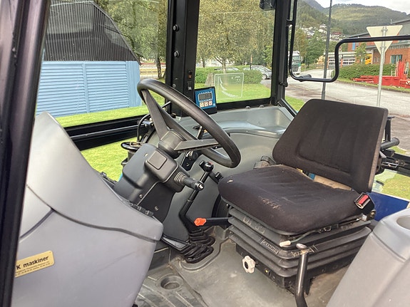 New Holland 5635 6 of 10