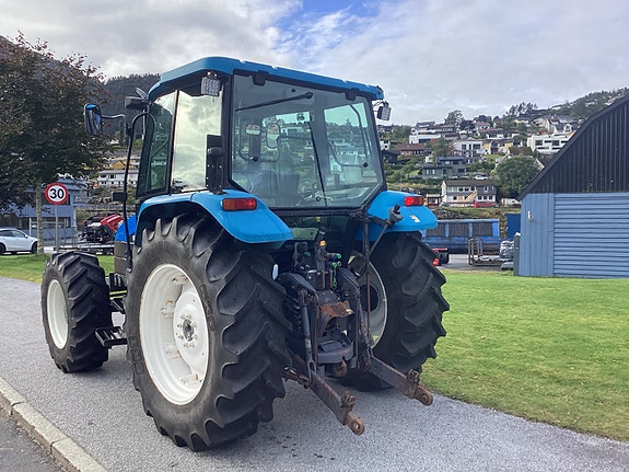 New Holland 5635 9 of 10