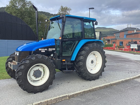 New Holland 5635 3 of 10