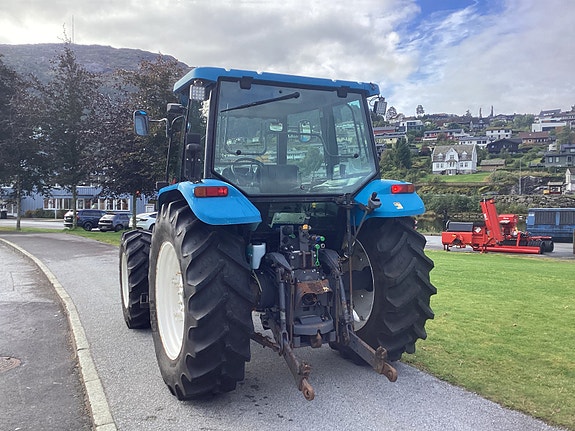 New Holland 5635 8 of 10