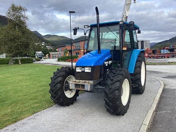 New Holland 5635 7 of 10