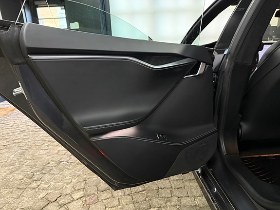 Tesla Model S 19 of 27