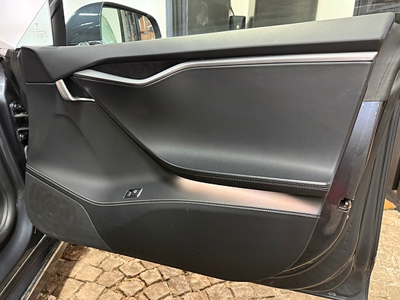 Tesla Model S 18 of 27