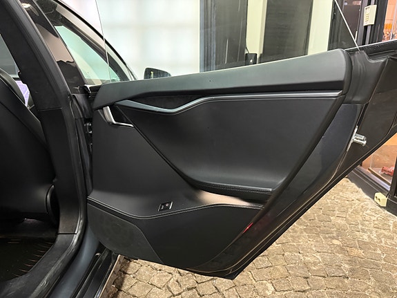 Tesla Model S 17 of 27
