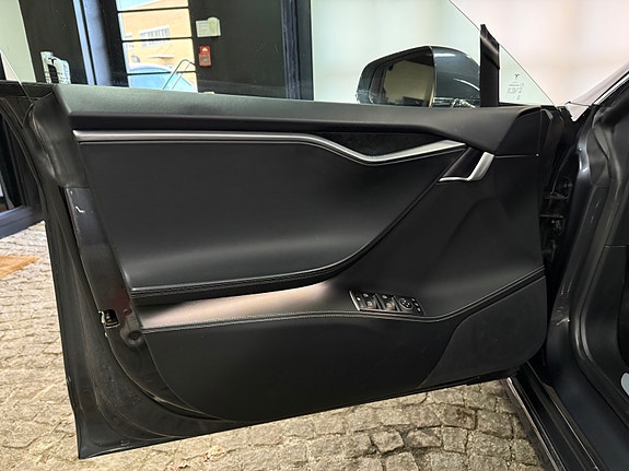 Tesla Model S 20 of 27